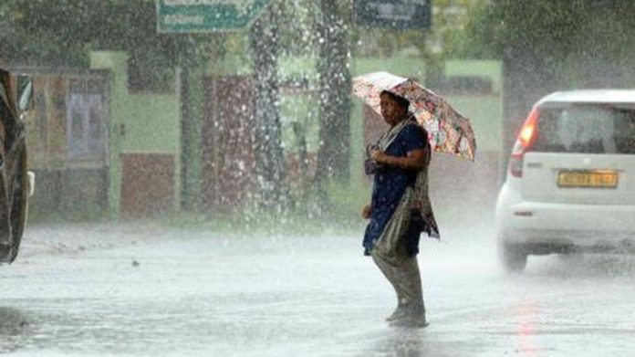ശക്തമായ മഴയ്ക്കും ഇടിമിന്നലിനും സാധ്യത ; സംസ്ഥാനത്ത് ഇന്ന് മൂന്ന് ജില്ലകളില് യെല്ലോ അലര്ട്ട് ശക്തമായ മഴയ്ക്കും ഇടിമിന്നലിനും സാധ്യത ; സംസ്ഥാനത്ത് ഇന്ന് മൂന്ന് ജില്ലകളില് യെല്ലോ അലര്ട്ട്