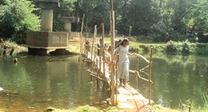 തൃപ്പാറ നടപ്പാലത്തിന്റെ പണി അനിശ്ചിതത്വത്തിലായിട്ട് വര്ഷങ്ങള് തൃപ്പാറ നടപ്പാലത്തിന്റെ പണി അനിശ്ചിതത്വത്തിലായിട്ട് വര്ഷങ്ങള്