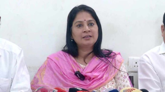 മന്ത്രി എം ലിജു ജയിച്ചത് ശരിയായ മാർഗത്തിൽ അല്ലെന്നും ലിജു കരഞ്ഞ് വോട്ട് വാങ്ങിയെന്നും യു പ്രതിഭ മന്ത്രി എം ലിജു ജയിച്ചത് ശരിയായ മാർഗത്തിൽ അല്ലെന്നും ലിജു കരഞ്ഞ് വോട്ട് വാങ്ങിയെന്നും യു പ്രതിഭ