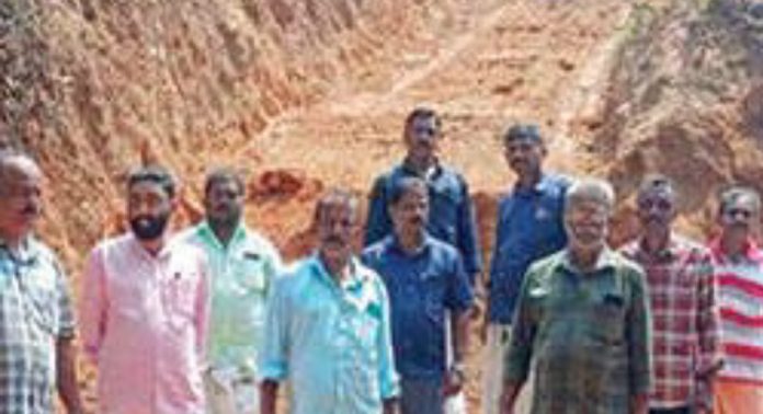 എരിചുരുളി മലയിൽനിന്നും മണ്ണെടുക്കാനുള്ള ശ്രമം നാട്ടുകാരും എരിചുരുളിമല സംരക്ഷണസമിതി പ്രവർത്തകരും ചേർന്ന് തടഞ്ഞു എരിചുരുളി മലയിൽനിന്നും മണ്ണെടുക്കാനുള്ള ശ്രമം നാട്ടുകാരും എരിചുരുളിമല സംരക്ഷണസമിതി പ്രവർത്തകരും ചേർന്ന് തടഞ്ഞു
