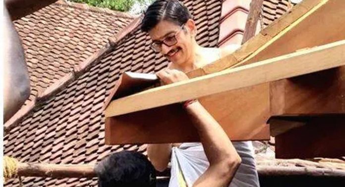 തൃക്കോവിൽ ശ്രീപത്മനാഭസ്വാമി ക്ഷേത്രത്തിന്റെ ശ്രീകോവിലിന് മുകൾ വശം ചെമ്പ് മേയൽ തുടങ്ങി തൃക്കോവിൽ ശ്രീപത്മനാഭസ്വാമി ക്ഷേത്രത്തിന്റെ ശ്രീകോവിലിന് മുകൾ വശം ചെമ്പ് മേയൽ തുടങ്ങി