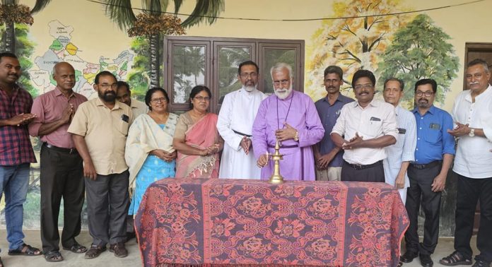 തലവടി സിഎംഎസ് ഹൈസ്ക്കൂളില് പൂർവ്വ വിദ്യാർത്ഥി സംഗമം നടന്നു തലവടി സിഎംഎസ് ഹൈസ്ക്കൂളില് പൂർവ്വ വിദ്യാർത്ഥി സംഗമം നടന്നു