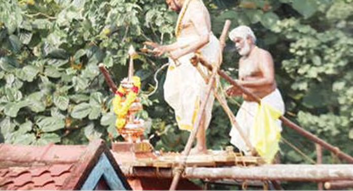 വള്ളിക്കോട് തൃക്കോവിൽ പദ്മനാഭസ്വാമിക്ഷേത്രത്തിൽ ചെമ്പ് പൊതിഞ്ഞ ശ്രീകോവിൽ സമർപ്പിച്ചു വള്ളിക്കോട് തൃക്കോവിൽ പദ്മനാഭസ്വാമിക്ഷേത്രത്തിൽ ചെമ്പ് പൊതിഞ്ഞ ശ്രീകോവിൽ സമർപ്പിച്ചു