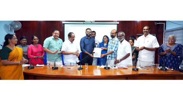 പട്ടികജാതി മൈക്രോപ്ലാന് ജില്ലാ കളക്ടര്ക്ക് കൈമാറി പട്ടികജാതി മൈക്രോപ്ലാന് ജില്ലാ കളക്ടര്ക്ക് കൈമാറി