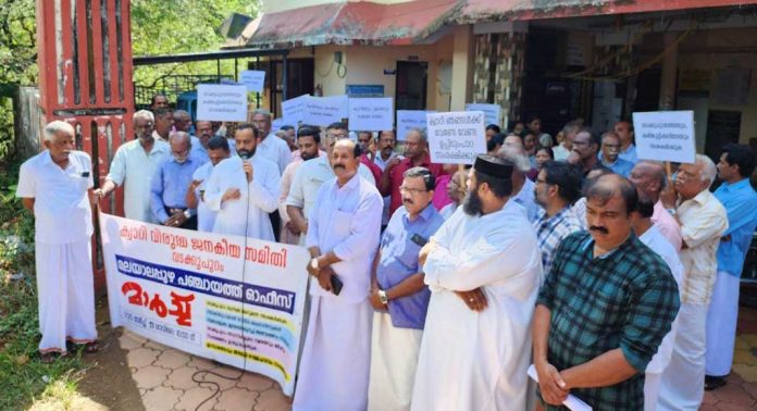 വടക്കുപുറം കരിംകുറ്റി പാറമട അനുമതി ; ജനകീയ സമിതി പഞ്ചായത്ത് ഓഫീസ് മാർച്ചും ധർണ്ണയും നടത്തി വടക്കുപുറം കരിംകുറ്റി പാറമട അനുമതി ; ജനകീയ സമിതി പഞ്ചായത്ത് ഓഫീസ് മാർച്ചും ധർണ്ണയും നടത്തി