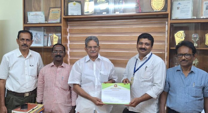 ഹരിതം അരണ്യകം പദ്ധതി ; പങ്കെടുത്ത വിദ്യാർത്ഥികള്ക്ക് സർട്ടിഫിക്കറ്റുകൾ വിതരണം ചെയ്തു ഹരിതം അരണ്യകം പദ്ധതി ; പങ്കെടുത്ത വിദ്യാർത്ഥികള്ക്ക് സർട്ടിഫിക്കറ്റുകൾ വിതരണം ചെയ്തു
