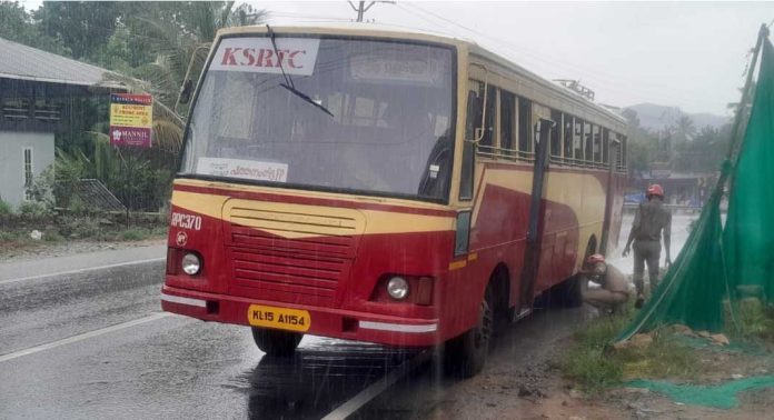 കോന്നി കിഴവള്ളൂരിൽ ഓടികൊണ്ടിരുന്ന കെ എസ് ആർ റ്റി സി ബസിന് തീപിടിച്ചു കോന്നി കിഴവള്ളൂരിൽ ഓടികൊണ്ടിരുന്ന കെ എസ് ആർ റ്റി സി ബസിന് തീപിടിച്ചു