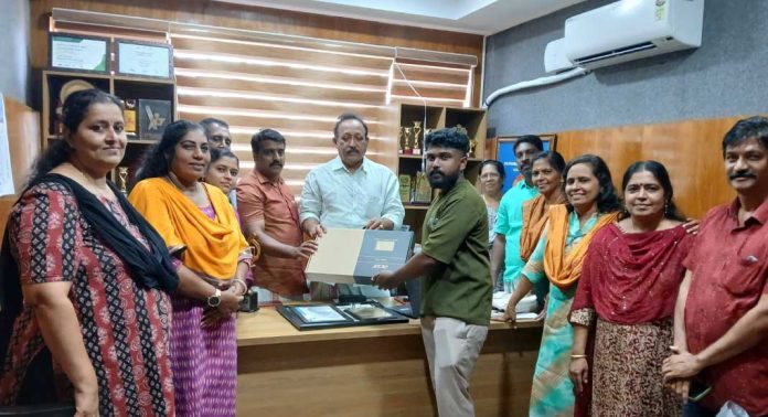 കോഴഞ്ചേരി ഗ്രാമപഞ്ചായത്തിൽ വിദ്യാര്ഥികള്ക്ക് ലാപ്ടോപ് വിതരണം ചെയ്തു കോഴഞ്ചേരി ഗ്രാമപഞ്ചായത്തിൽ വിദ്യാര്ഥികള്ക്ക് ലാപ്ടോപ് വിതരണം ചെയ്തു