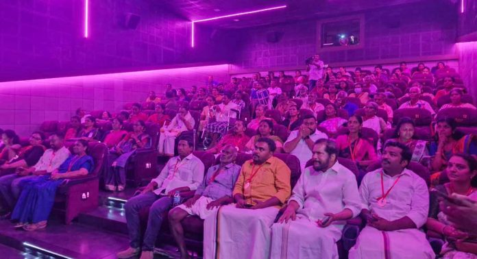 പാലിയേറ്റീവ് രോഗികള്ക്കും കൂട്ടിരുപ്പുകാര്ക്കുമായി സിനിമ പ്രദര്ശിപ്പിച്ച് പന്തളം ബ്ലോക്ക് പഞ്ചായത്ത് പാലിയേറ്റീവ് രോഗികള്ക്കും കൂട്ടിരുപ്പുകാര്ക്കുമായി സിനിമ പ്രദര്ശിപ്പിച്ച് പന്തളം ബ്ലോക്ക് പഞ്ചായത്ത്