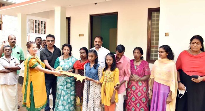 ഡോ. എം. എസ്. സുനിലിന്റെ 348- മത് സ്നേഹഭവനം സുജാത കണ്ണനും കുടുംബത്തിനും ഡോ. എം. എസ്. സുനിലിന്റെ 348- മത് സ്നേഹഭവനം സുജാത കണ്ണനും കുടുംബത്തിനും