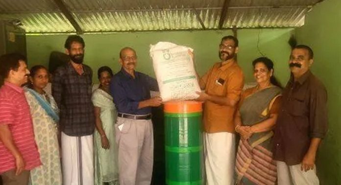 ഇരവിപേരൂർ പഞ്ചായത്തിൽ ജി -ബിൻ വിതരണം ചെയ്തു ഇരവിപേരൂർ പഞ്ചായത്തിൽ ജി -ബിൻ വിതരണം ചെയ്തു