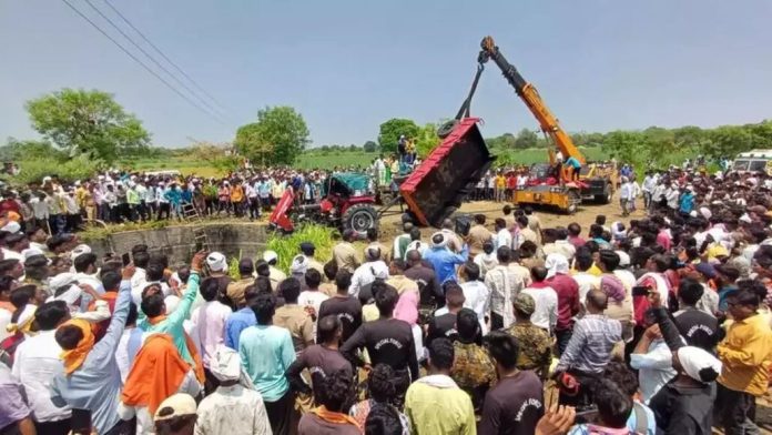 ട്രാക്ടർ ട്രോളി കിണറ്റിൽ വീണ് ഏഴ് സ്ത്രീ കർഷകത്തൊഴിലാളികൾക്ക് ദാരുണാന്ത്യം ട്രാക്ടർ ട്രോളി കിണറ്റിൽ വീണ് ഏഴ് സ്ത്രീ കർഷകത്തൊഴിലാളികൾക്ക് ദാരുണാന്ത്യം