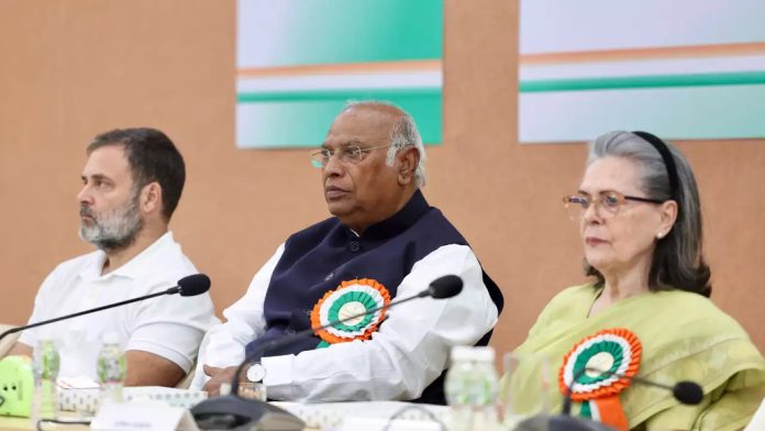 കോൺഗ്രസിനെ കെട്ടിപ്പടുക്കുമെന്ന് അഹമ്മദാബാദ് എഐസിസി സമ്മേളനത്തിൽ പ്രഖ്യാപനം കോൺഗ്രസിനെ കെട്ടിപ്പടുക്കുമെന്ന് അഹമ്മദാബാദ് എഐസിസി സമ്മേളനത്തിൽ പ്രഖ്യാപനം