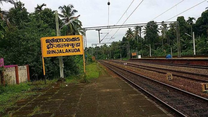 തൃശ്ശൂർ ഇരിങ്ങാലക്കുടയിൽ സിഗ്നൽ തടസ്സപ്പെട്ടതിനെത്തുടർന്ന് ട്രെയിനുകൾ പിടിച്ചിട്ടു തൃശ്ശൂർ ഇരിങ്ങാലക്കുടയിൽ സിഗ്നൽ തടസ്സപ്പെട്ടതിനെത്തുടർന്ന് ട്രെയിനുകൾ പിടിച്ചിട്ടു