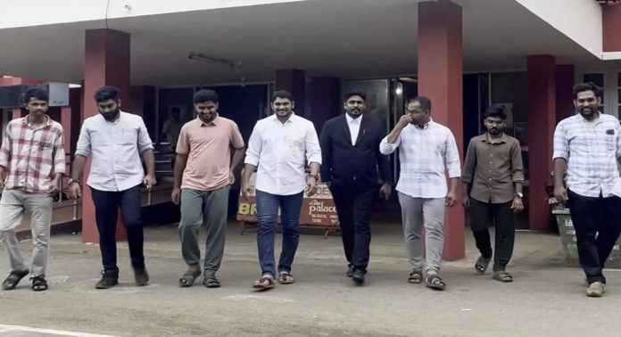 എയർപോർട്ട് ഉപരോധം ; സോളിഡാരിറ്റി – എസ്ഐഒ നേതാക്കൾ റിമാൻഡിൽ എയർപോർട്ട് ഉപരോധം ; സോളിഡാരിറ്റി – എസ്ഐഒ നേതാക്കൾ റിമാൻഡിൽ