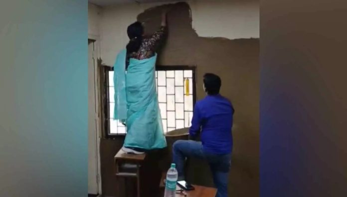 ക്ലാസ് മുറിയുടെ ചുവരിൽ ചാണകം തേച്ച് കോളജ് പ്രിൻസിപ്പൽ ക്ലാസ് മുറിയുടെ ചുവരിൽ ചാണകം തേച്ച് കോളജ് പ്രിൻസിപ്പൽ