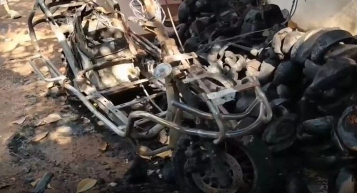 മലപ്പുറത്ത് ചാർജ് ചെയ്യുന്നതിനിടെ ഇലക്ട്രിക് സ്കൂട്ടർ കത്തി നശിച്ചു മലപ്പുറത്ത് ചാർജ് ചെയ്യുന്നതിനിടെ ഇലക്ട്രിക് സ്കൂട്ടർ കത്തി നശിച്ചു