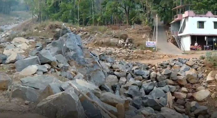ഉരുൾപൊട്ടൽ ദുരന്തമുണ്ടായ വിലങ്ങാട് നിർമാണ പ്രവർത്തികൾക്ക് വിലക്ക് ഏർപ്പെടുത്തി ഉരുൾപൊട്ടൽ ദുരന്തമുണ്ടായ വിലങ്ങാട് നിർമാണ പ്രവർത്തികൾക്ക് വിലക്ക് ഏർപ്പെടുത്തി