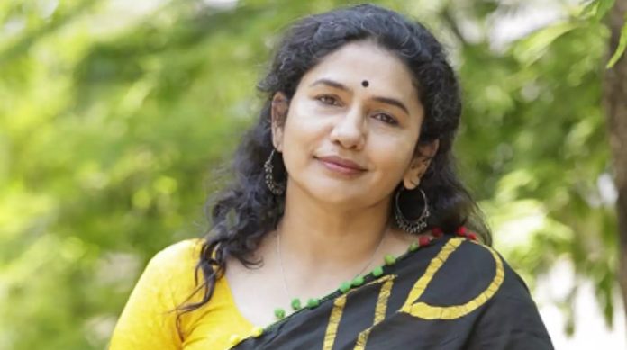 ‘റാപ്പ് കേട്ട് പൊള്ളിയ സവർണ തമ്പുരാക്കന്മാർ ആർത്തട്ടഹസിക്കുന്നു’ ; റാപ്പര് വേടന് പിന്തുണയുമായി ലാലി പി എം ‘റാപ്പ് കേട്ട് പൊള്ളിയ സവർണ തമ്പുരാക്കന്മാർ ആർത്തട്ടഹസിക്കുന്നു’ ; റാപ്പര് വേടന് പിന്തുണയുമായി ലാലി പി എം