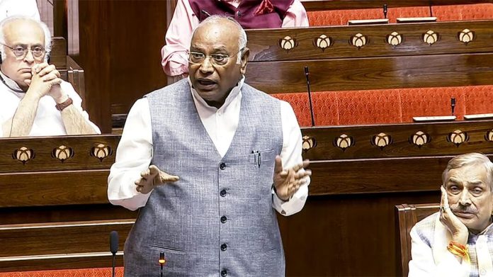 വഖഫ് ബില്ല് ; ന്യൂനപക്ഷത്തിന്റെ അവകാശങ്ങളെ എടുത്തുമാറ്റാന് നീക്കമെന്ന് മല്ലികാര്ജുന് ഖാര്ഗെ വഖഫ് ബില്ല് ; ന്യൂനപക്ഷത്തിന്റെ അവകാശങ്ങളെ എടുത്തുമാറ്റാന് നീക്കമെന്ന് മല്ലികാര്ജുന് ഖാര്ഗെ