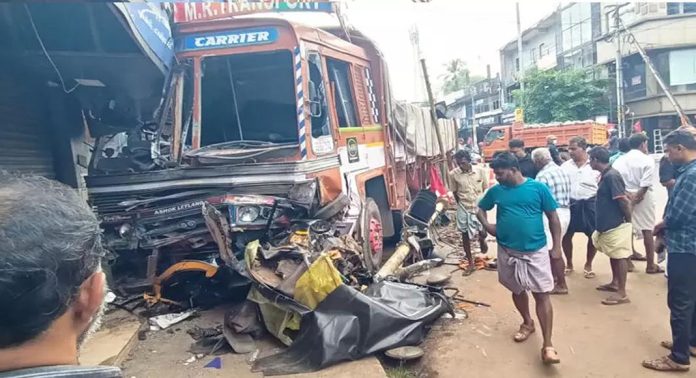 അമിതവേഗതയിലെത്തിയ ലോറി മൂന്ന് വാഹനങ്ങളിലിടിച്ച് നിരവധി പേർക്ക് പരിക്ക് അമിതവേഗതയിലെത്തിയ ലോറി മൂന്ന് വാഹനങ്ങളിലിടിച്ച് നിരവധി പേർക്ക് പരിക്ക്