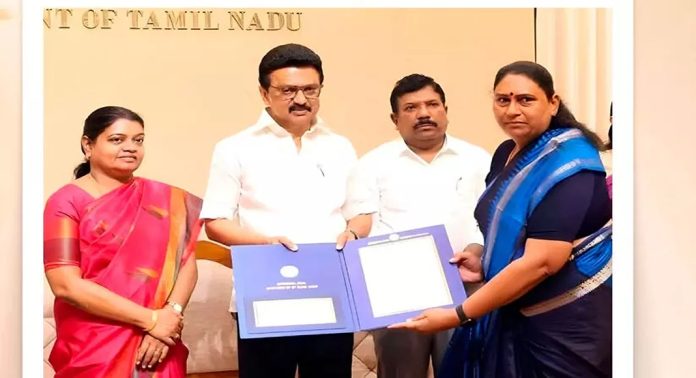 ട്രാൻസ്ജൻഡർ 2025 പുരസ്കാരം : തമിഴ്നാട് സർക്കാർ എ.രേവതിക്കും കെ.പൊന്നിക്കും കൈമാറി ട്രാൻസ്ജൻഡർ 2025 പുരസ്കാരം : തമിഴ്നാട് സർക്കാർ എ.രേവതിക്കും കെ.പൊന്നിക്കും കൈമാറി