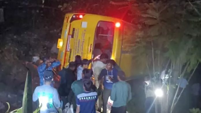 ഇടുക്കി വാഗമണിൽ കോളജ് ബസ് താഴ്ചയിലേക്ക് മറിഞ്ഞ് അപകടം ഇടുക്കി വാഗമണിൽ കോളജ് ബസ് താഴ്ചയിലേക്ക് മറിഞ്ഞ് അപകടം