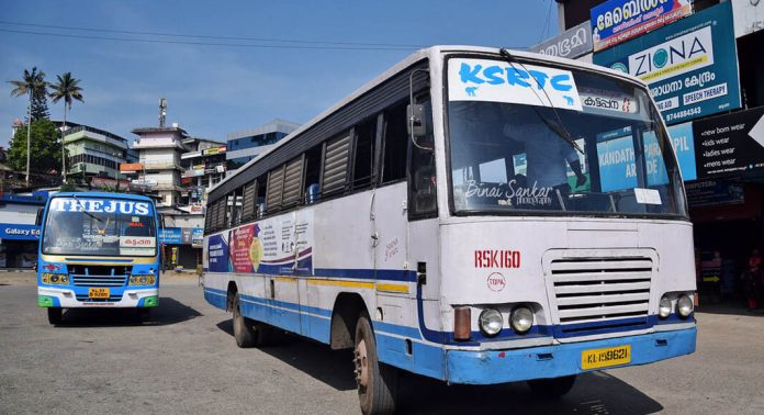 ബസ് സമരത്തിന്റെ പശ്ചാത്തലത്തില് കെഎസ്ആര്ടിസിയുടെ മുഴുവന് ബസ്സുകളും സര്വീസിനിറക്കാന് സര്ക്കുലര് ബസ് സമരത്തിന്റെ പശ്ചാത്തലത്തില് കെഎസ്ആര്ടിസിയുടെ മുഴുവന് ബസ്സുകളും സര്വീസിനിറക്കാന് സര്ക്കുലര്