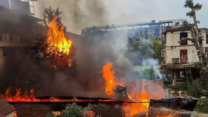വഖഫ് നിയമഭേദഗതിയെ അനുകൂലിച്ചു ; മണിപ്പൂരിൽ ബിജെപി നേതാവിന്റെ വീടിന് തീയിട്ടു വഖഫ് നിയമഭേദഗതിയെ അനുകൂലിച്ചു ; മണിപ്പൂരിൽ ബിജെപി നേതാവിന്റെ വീടിന് തീയിട്ടു