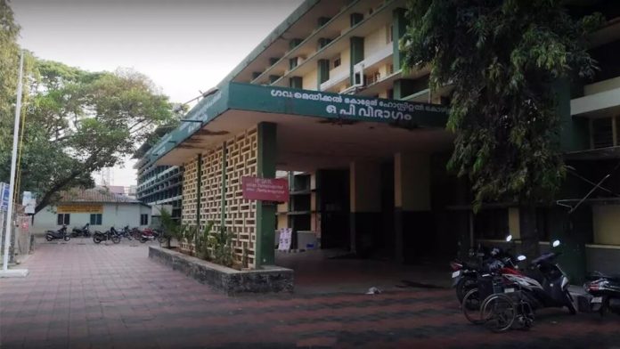 കോഴിക്കോട് മെഡിക്കൽ കോളേജിൽ ഗർഭിണിക്ക് ഡോക്ടർമാർ ചികിത്സ നൽകിയില്ലെന്ന് പരാതി കോഴിക്കോട് മെഡിക്കൽ കോളേജിൽ ഗർഭിണിക്ക് ഡോക്ടർമാർ ചികിത്സ നൽകിയില്ലെന്ന് പരാതി