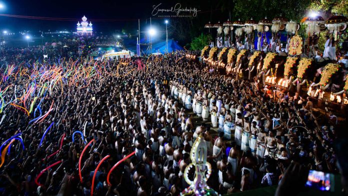ആവേശത്തിരയിളക്കത്തില് അവിസ്മരണീയമായി ആറാട്ടുപുഴ പൂരം ആവേശത്തിരയിളക്കത്തില് അവിസ്മരണീയമായി ആറാട്ടുപുഴ പൂരം