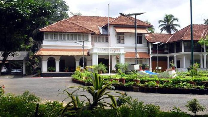 മുഖ്യമന്ത്രി പിണറായി വിജയന്റെ അത്താഴ വിരുന്നിൽ നിന്ന് പിന്മാറി ഗവർണർമാർ മുഖ്യമന്ത്രി പിണറായി വിജയന്റെ അത്താഴ വിരുന്നിൽ നിന്ന് പിന്മാറി ഗവർണർമാർ