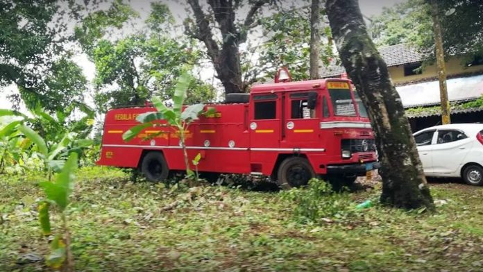 മലപ്പുറത്ത് ഒരു രാത്രി മുഴുവൻ കിണറ്റിൽ കിടന്ന വയോധികനെ പുറത്തെത്തിച്ചു മലപ്പുറത്ത് ഒരു രാത്രി മുഴുവൻ കിണറ്റിൽ കിടന്ന വയോധികനെ പുറത്തെത്തിച്ചു