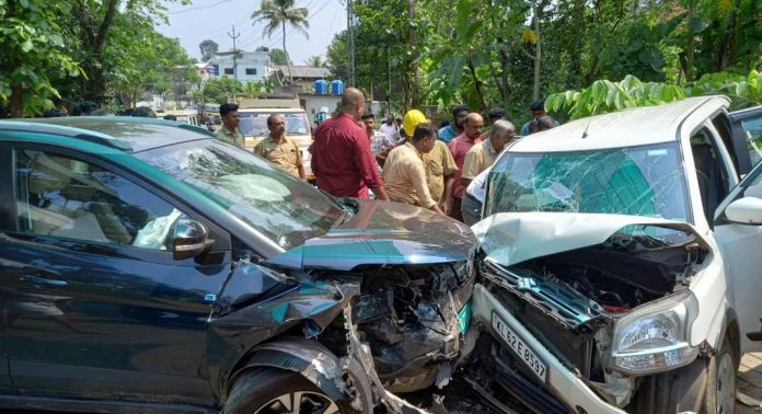 വെച്ചൂച്ചിറ-കനകപ്പലം റോഡില് കാറുകള് തമ്മില് കൂട്ടി ഇടിച്ച് രണ്ടു പേര്ക്ക് പരിക്കേറ്റു വെച്ചൂച്ചിറ-കനകപ്പലം റോഡില് കാറുകള് തമ്മില് കൂട്ടി ഇടിച്ച് രണ്ടു പേര്ക്ക് പരിക്കേറ്റു