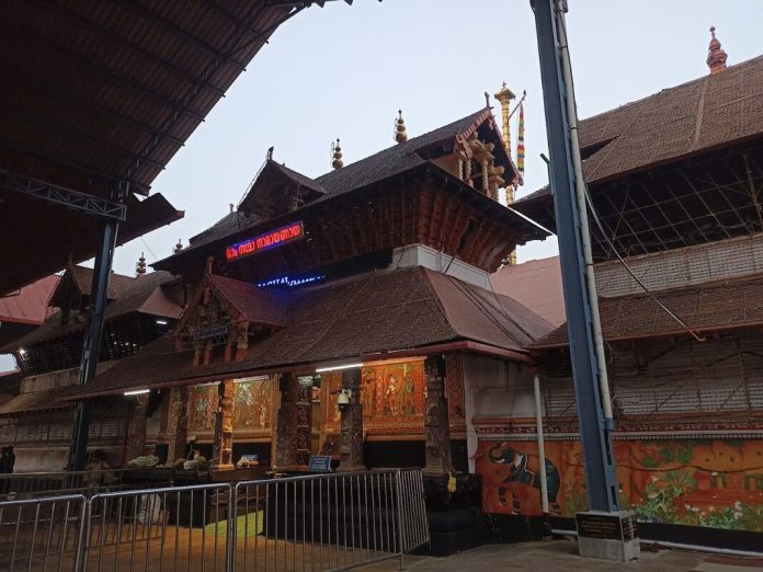 വേനലവധിക്കാല തിരക്ക് കണക്കിലെടുത്ത് ഗുരുവായൂർ ക്ഷേത്രത്തില് പ്രത്യേക ദര്ശനത്തിന് നിയന്ത്രണം വേനലവധിക്കാല തിരക്ക് കണക്കിലെടുത്ത് ഗുരുവായൂർ ക്ഷേത്രത്തില് പ്രത്യേക ദര്ശനത്തിന് നിയന്ത്രണം