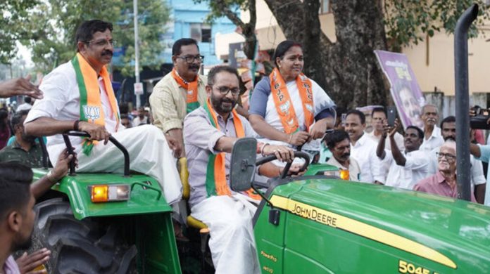പാലക്കാട് ഉപതിരഞ്ഞെടുപ്പ് പ്രചാരണത്തിനിടെ ലൈസൻസില്ലാതെ കെ. സുരേന്ദ്രൻ ട്രാക്ടർ ഓടിച്ചു ; വാഹന ഉടമയ്ക്ക് 5,000 രൂപ പിഴ പാലക്കാട് ഉപതിരഞ്ഞെടുപ്പ് പ്രചാരണത്തിനിടെ ലൈസൻസില്ലാതെ കെ. സുരേന്ദ്രൻ ട്രാക്ടർ ഓടിച്ചു ; വാഹന ഉടമയ്ക്ക് 5,000 രൂപ പിഴ