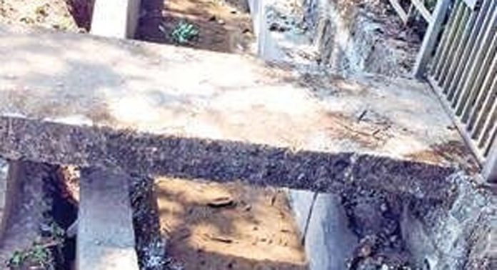 കായംകുളം ഐക്യജംഗ്ഷന് കീരിക്കാട് മസ്ജിദ് റോഡിലെ ഓടനിർമാണത്തിൽ അപാകമെന്ന് ആക്ഷേപം കായംകുളം ഐക്യജംഗ്ഷന് കീരിക്കാട് മസ്ജിദ് റോഡിലെ ഓടനിർമാണത്തിൽ അപാകമെന്ന് ആക്ഷേപം