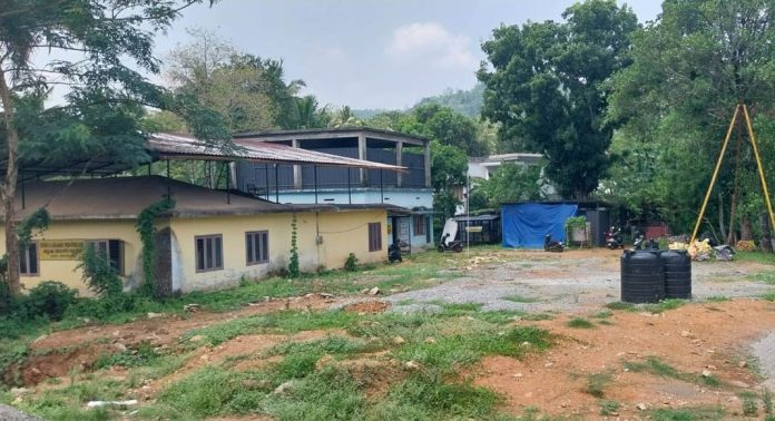 കോന്നി പേരൂർകുളം ഗവണ്മെന്റ് യു പി സ്കൂളിലെ കുരുന്നുകൾക്ക് ഇത്തവണയും സ്കൂളും ക്ലാസ് മുറികളുമില്ല കോന്നി പേരൂർകുളം ഗവണ്മെന്റ് യു പി സ്കൂളിലെ കുരുന്നുകൾക്ക് ഇത്തവണയും സ്കൂളും ക്ലാസ് മുറികളുമില്ല