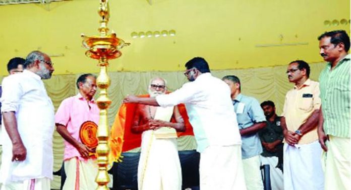 മണ്ണടി പഴയകാവ് ഭഗവതിക്ഷേത്രത്തിലെ അഷ്ടാഭിഷേകവും കുങ്കുമാഭിഷേകവും ദര്ശിക്കാന് വന് ഭക്തജനത്തിരക്ക് മണ്ണടി പഴയകാവ് ഭഗവതിക്ഷേത്രത്തിലെ അഷ്ടാഭിഷേകവും കുങ്കുമാഭിഷേകവും ദര്ശിക്കാന് വന് ഭക്തജനത്തിരക്ക്