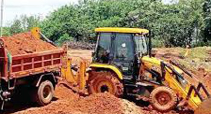 കടലിക്കുന്ന് മലയിൽ അനധികൃത മണ്ണെടുപ്പ് തുടരുന്നു കടലിക്കുന്ന് മലയിൽ അനധികൃത മണ്ണെടുപ്പ് തുടരുന്നു
