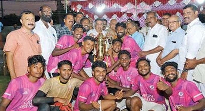 മാന്നാർ നായർസമാജം സ്കൂൾസ് എവർറോളിങ് ട്രോഫി ഫുട്ബോൾ ടൂർണമെന്റ് ; ഇരവിപേരൂർ റിവഞ്ചേഴ്സ് വിജയിച്ചു മാന്നാർ നായർസമാജം സ്കൂൾസ് എവർറോളിങ് ട്രോഫി ഫുട്ബോൾ ടൂർണമെന്റ് ; ഇരവിപേരൂർ റിവഞ്ചേഴ്സ് വിജയിച്ചു