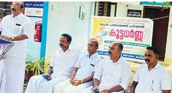 യുഡിഎഫ് മുട്ടാർ മണ്ഡലം കമ്മിറ്റിയുടെ നേതൃത്വത്തിൽ പഞ്ചായത്തു പടിക്കൽ ധർണ നടത്തി യുഡിഎഫ് മുട്ടാർ മണ്ഡലം കമ്മിറ്റിയുടെ നേതൃത്വത്തിൽ പഞ്ചായത്തു പടിക്കൽ ധർണ നടത്തി