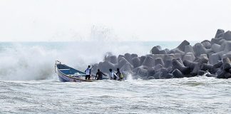 മുതലപ്പൊഴിയിൽ കാണാതായവർക്കായി തെരച്ചിൽ തുടരുന്നു ; വള്ളം മറിഞ്ഞ് 2 പേരെ കാണാതായത് ഇന്നലെ