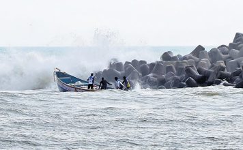 മുതലപ്പൊഴിയിൽ കാണാതായവർക്കായി തെരച്ചിൽ തുടരുന്നു ; വള്ളം മറിഞ്ഞ് 2 പേരെ കാണാതായത് ഇന്നലെ
