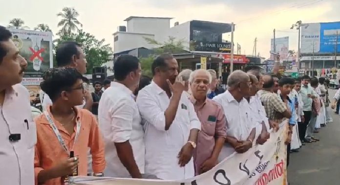 മണ്ണാർക്കാട് ലഹരിക്കെതിരെ പ്രതിഷേധ കുടുംബ മതിൽ തീർത്തു മണ്ണാർക്കാട് ലഹരിക്കെതിരെ പ്രതിഷേധ കുടുംബ മതിൽ തീർത്തു