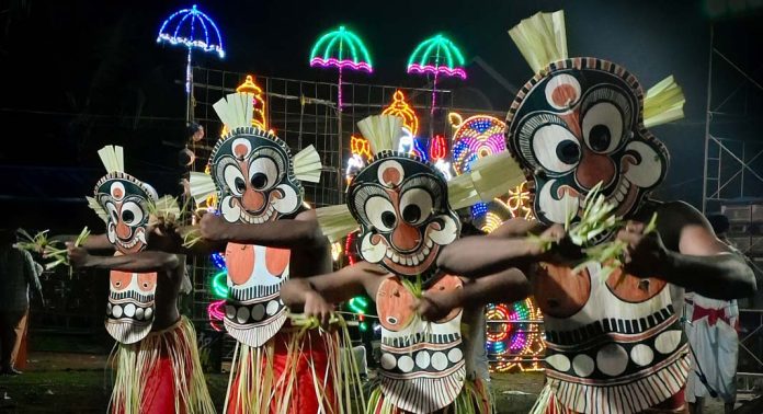 കളം നിറഞ്ഞ് കലാഗ്രാമം, പടേനി നിറവിൽ വെട്ടൂർ ആയിരവില്ലന് ക്ഷേത്രം കളം നിറഞ്ഞ് കലാഗ്രാമം, പടേനി നിറവിൽ വെട്ടൂർ ആയിരവില്ലന് ക്ഷേത്രം