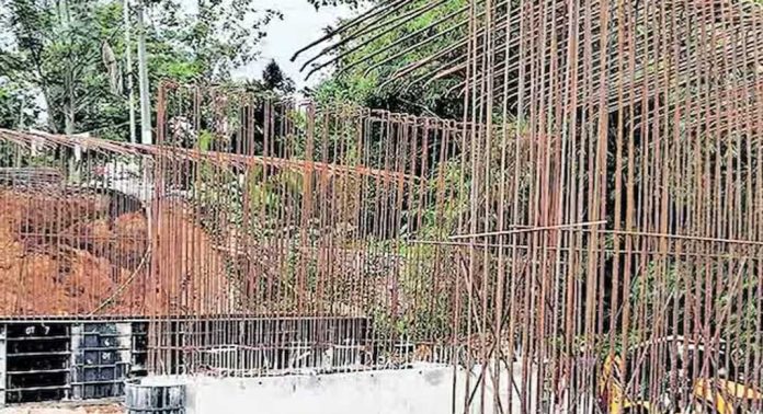 പുതമൺ പാലം പണി നിർമാണം നീളുന്നുവെന്ന് പരാതി പുതമൺ പാലം പണി നിർമാണം നീളുന്നുവെന്ന് പരാതി