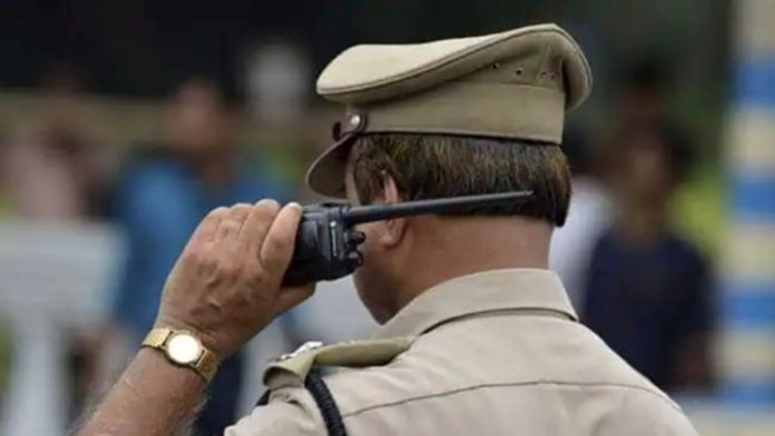 പ്രധാനമന്ത്രിയെ വികൃതമാക്കി ചിത്രീകരിച്ച് ഫ്ളക്സ് ; എസ്എഫ്ഐ പ്രവർത്തകർക്കെതിരെ കേസെടുത്ത് പോലീസ് പ്രധാനമന്ത്രിയെ വികൃതമാക്കി ചിത്രീകരിച്ച് ഫ്ളക്സ് ; എസ്എഫ്ഐ പ്രവർത്തകർക്കെതിരെ കേസെടുത്ത് പോലീസ്