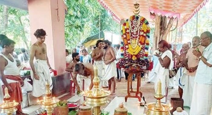 ഇടപ്പാവൂർ പൂരം മഹോത്സവം : പറ, അൻപൊലി സമർപ്പണം തുടങ്ങി ഇടപ്പാവൂർ പൂരം മഹോത്സവം : പറ, അൻപൊലി സമർപ്പണം തുടങ്ങി
