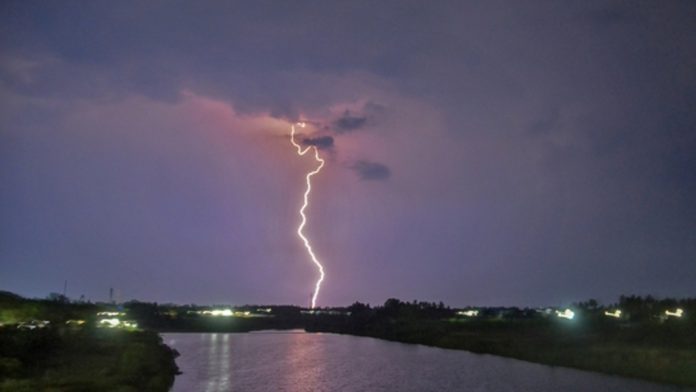 കനത്ത മഴയും ഇടിമിന്നലിലും ബിഹാറിലും ഉത്തർപ്രദേശിലുമായി 47 പേർ മരിച്ചു കനത്ത മഴയും ഇടിമിന്നലിലും ബിഹാറിലും ഉത്തർപ്രദേശിലുമായി 47 പേർ മരിച്ചു
